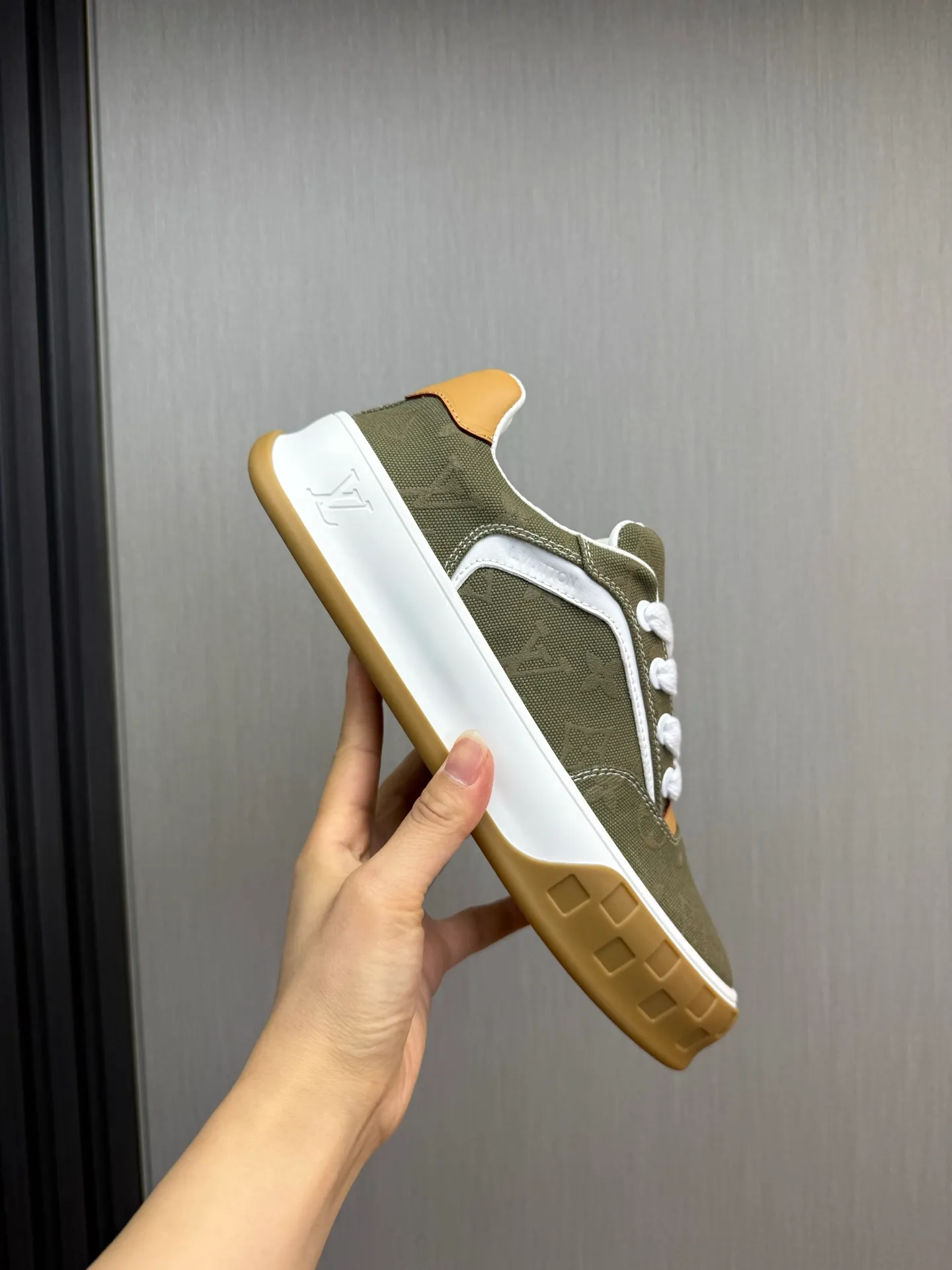 Men's shoes 620💰 Lv. Top purchasing agent🇮🇹 Louis Vuitton, sports sneakers counter synchronization, uppers imported from Italy, high-quality splicing and complex handicrafts, imported mesh pads are soft and comfortable, soles: original factory special soles, TPU exclusive movable molded soles super comfortable, original factory single goods, 🔍🔍high quality, you can enter and exit the counter at will, welcome to compare, code number 38-44 (customized 38.45)